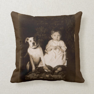 Coussin circa le pitbull 1910 et le bébé RPPC