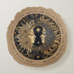 Coussin circulaire Céleste Sun Moon personnalisé<br><div class="desc">L'oreiller à jetons célestes, avec une illustration captivante des visages anciens du soleil et de la lune, conçu avec un mélange de mystique et d'élégance antiques. Le soleil, rayonnant et puissant, dégage de la chaleur avec ses teintes dorées, tandis que la lune, sereine et énigmatique, émerge une douce lueur bleue....</div>