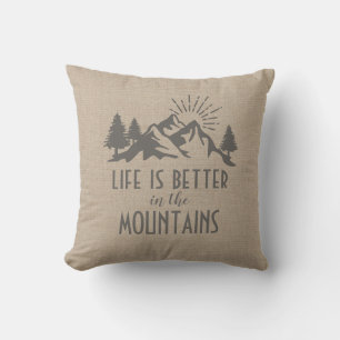 Coussin Citation de vie meilleure dans les montagnes rusti