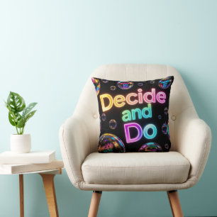 Coussin Citation Décider et Faire avec des bulles néon