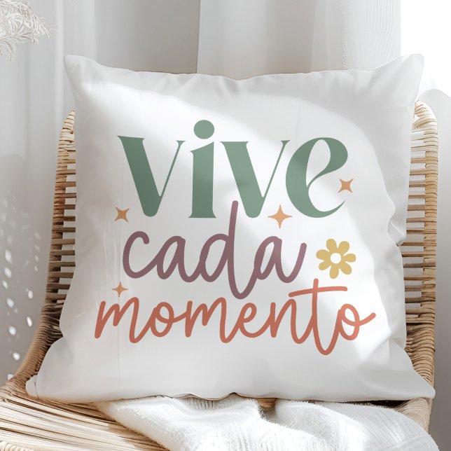 Coussin Citation Inspirante "Vive Canada Momento" ("Vive Cada Momento" Inspirational Quote Throw Pillow in a sunny rattan armchair.)
