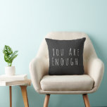 Coussin Citation Inspiration minimaliste en noir blanc<br><div class="desc">Un message audacieux et stimulant dans une typographie minimaliste épurée : ‘Vous en avez assez’. Ce design moderne en noir et blanc est parfait pour créer un espace apaisant et motivant à la maison ou au bureau. Idéal pour les défenseurs de l'autogestion, les amateurs de bien-être et ceux qui apprécient...</div>