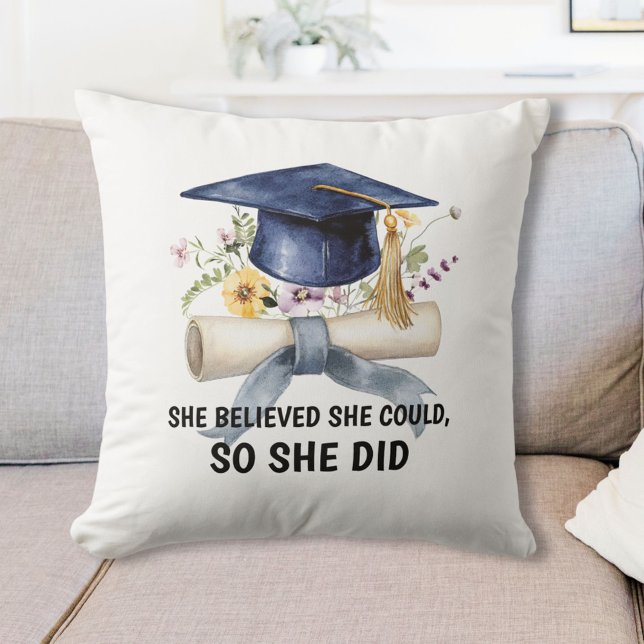 Coussin Citation Personnalisé et Fleurs de Remise de Diplô (Créateur téléchargé)
