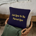 Coussin Citation Personnalisée pour Amoureux de Chats sur<br><div class="desc">Transformez votre espace avec l'agréable "Oreiller jeté bleu marine à citation drôle et mignonne personnalisé d'amour de chat". Conçu pour les amateurs de chats, cet oreiller fantaisiste apporte de la chaleur et de l'humour à votre maison, ce qui en fait un ajout irrésistible à votre décoration. Confortable et élégant, c'est...</div>
