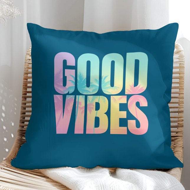 Coussin Citation Tropicale "Good Vibes" ("Good Vibes" Vibrant Tropical Quote Throw Pillow on a sunny boho rattan chair.)