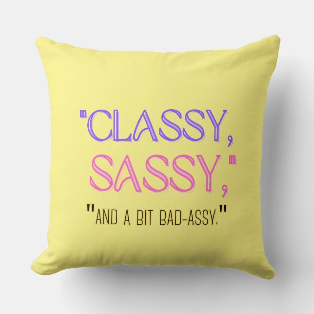 Coussin "Classique, sassy, et un peu mauvais assy." (Recto)