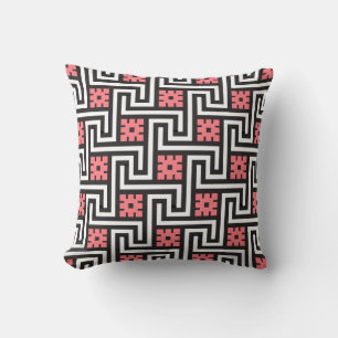 Coussin Clé grecque, noire, blanche et corail rose