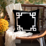 Coussin Clé grecque noire et blanche | Couleurs modifiable<br><div class="desc">Concevez votre propre oreiller à projeter sur mesure dans n'importe quelle combinaison de couleurs pour parfaitement coordonner avec votre décor maison dans n'importe quelle chambre! Utilisez les outils de conception pour modifier la couleur arrière - plan et la couleur de bordure de clé grecque, ou ajoutez votre propre texte pour...</div>