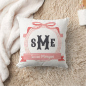 Coussin Clé grecque rouge clair monogramme à nœud (Couverture)