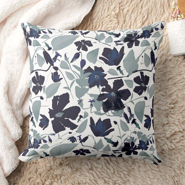 Coussin Clematis Vine Elégante Aquarelle Fleurs (Clematis Vine Elegant Watercolor Flowers Throw Pillow from Studio Posies. )