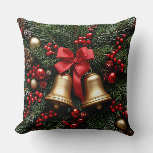 Coussin Cloche de Noël dorée sur des décorations de feuill