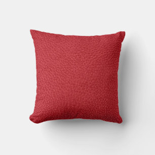 Coussin Closeup en cuir artificiel rouge foncé.