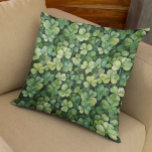 Coussin Clover vert de la Saint-Patrick<br><div class="desc">Cette conception peut être personnalisée dans la zone fournie en modifiant la photo et/ou le texte. Vous pouvez également le customiser en cliquant sur Personnaliser ce Modèle, puis en choisissant l'option cliquer pour customiser et supprimer ou modifier la couleur de l'arrière - plan, ajouter du texte, modifier la couleur ou...</div>