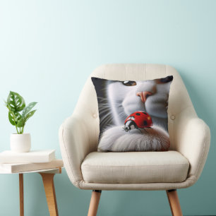 Coussin Coccinelle sur la patte de chat