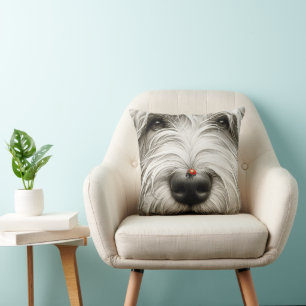 Coussin Coccinelle sur le nez d'un chien hirsute