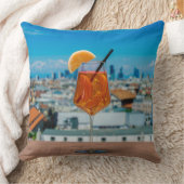 Coussin Cocktail Spritz sur une table avec vue sur Milan (Couverture)