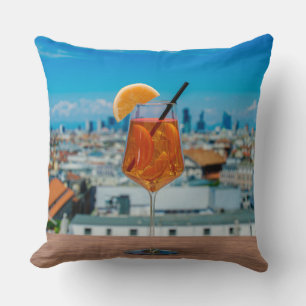 Coussin Cocktail Spritz sur une table avec vue sur Milan