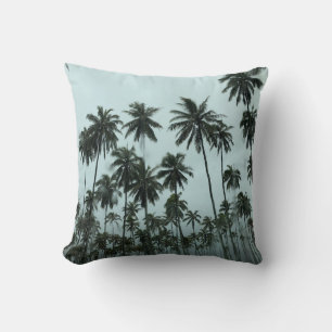 Coussin Cocotiers verts sous ciel blanc le matin