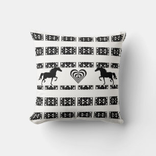 Coussin Cœur concentrique et chevaux sur motif noir et bla