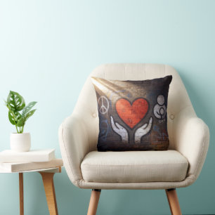Coussin Cœur rouge avec des mains graffitées sur un mur de