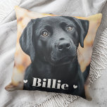 Coussin Coeurs de nom de chat de chien animal<br><div class="desc">Jetez un oreiller avec votre photo d'animal de compagnie personnalisée avec le nom de l'animal comme un texte blanc superposé flanqué de deux coeurs.</div>