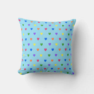 Coussin Coeurs de polka arc-en-ciel sur bleu bébé