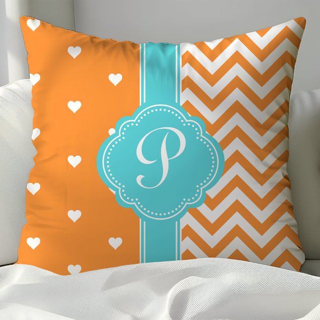 Coussin Cœurs et Chevron à monogramme orange et turquoise (Créateur téléchargé)