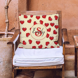 Coussin Coeurs rouges chic monogrammé sur jaune