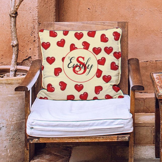 Coussin Coeurs rouges chic monogrammé sur jaune (Créateur téléchargé)