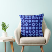 Coussin Cogs - Bébé bleu sur Deep Navy (Chaise)