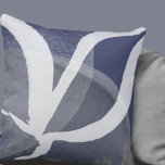 Coussin Conception abstraite | Gris bleu et blanc<br><div class="desc">L'oreiller moderne à jetons présente un design artistique abstrait en feuilles dans une palette de couleurs bleu, gris et blanc. Cette composition abstraite est construite sur des combinaisons de formes et de lignes organiques, qui sont superposées et entrelacées pour former un motif abstrait complexe. Le blanc et le gris viennent...</div>