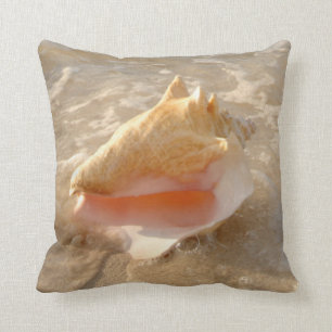 Coussin Conque Shell en sable sur la plage tropicale