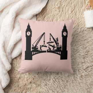 Coussin Construction épique d'un pont à tour horloge à Lon