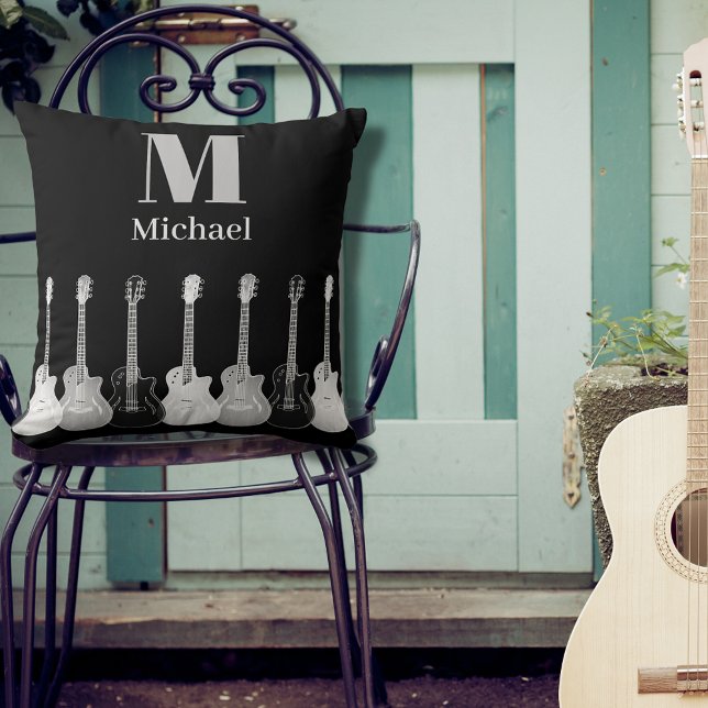 Coussin Cool Guitare Motif noir et gris monogramme (Cool guitar pattern black and gray monogram modern pillow for guitarists and musicians )