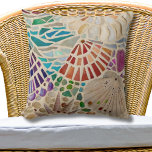 Coussin Coquillages décoratifs<br><div class="desc">Ajoutez cet oreiller décoratif à votre décor maison ou maison de plage. Il est orné d'une mosaïque originale d'inspiration balnéaire en verre,  galets et coquillages. Mosaïque originale © Michele Davies</div>