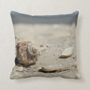Coussin Coquillages sur le sable par la mer
