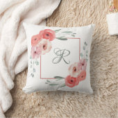Coussin Corail rose et floral vert blanc avec monogramme (Couverture)