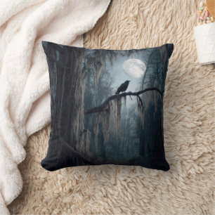 Coussin Corbeau d'Halloween dans une forêt sinistre