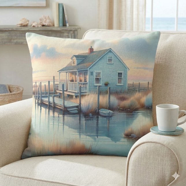 Coussin Cottage côtier à Sunrise Marsh (Coastal Cottage at Sunrise Marsh Throw Pillow On Chair)