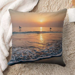 Coussin Coucher de soleil doré sur les vagues de l'océan a
