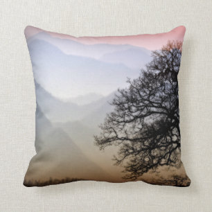 Coussin Coucher du soleil fumeux de montagne de la route