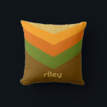 Coussin Coupe de coupe-vent vintage Couleur de fléchettes<br><div class="desc">Un design graphique et audacieux avec des tons colorés de vert, d'orange et de marron — avec un bloc de couleur amusant pour ajouter votre nom ou n'importe quel texte. Le motif rayé est un retour en arrière branché vers les brise-vent des années 80 et 90 avec des poinçons de...</div>