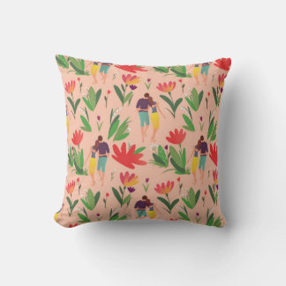 Coussin couple amoureux marche parmi les fleurs