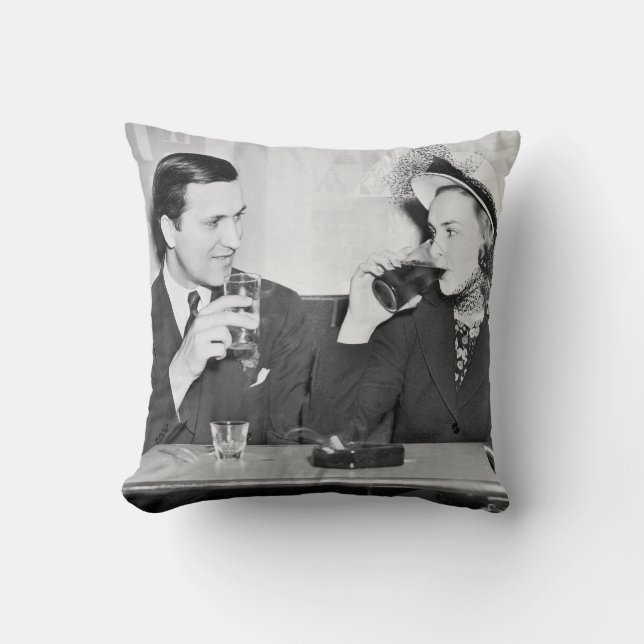 Coussin Couple assis ensemble dans un restaurant flirtant  (Recto)