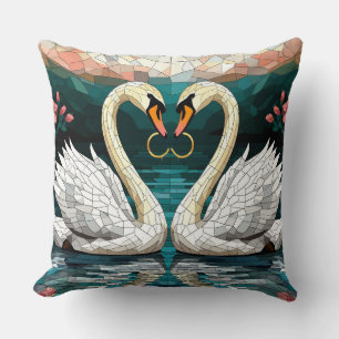Coussin Couple de cygnes formant une forme de cœur