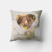 Coussin Couple de roses blanches rêveuses dans une photo d (Verso)