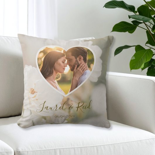Coussin Couple de roses blanches rêveuses dans une photo d