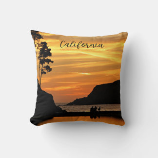 Coussin Couple et chien romantique plage côte coucher de s