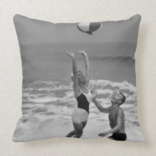 Coussin Couples jouant avec un Beachball