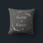 Coussin Couronne botanique noire Calligraphie Personnalisé<br><div class="desc">Oreiller jeté de couronne florale noire et blanche Monogramme Personnalisé Calligraphie Script</div>